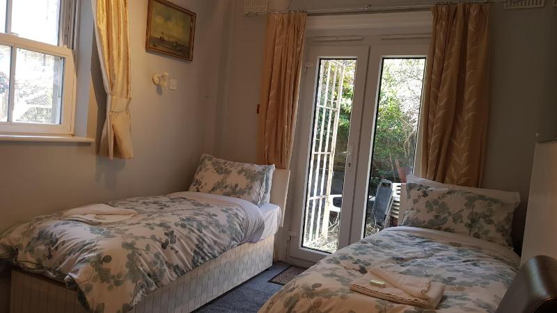 Twin Room with Shared Bathroom image 3