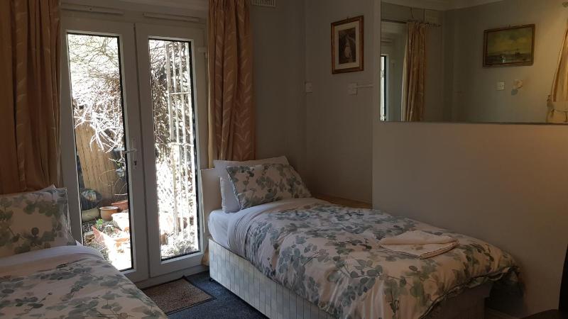 Twin Room with Shared Bathroom image 1