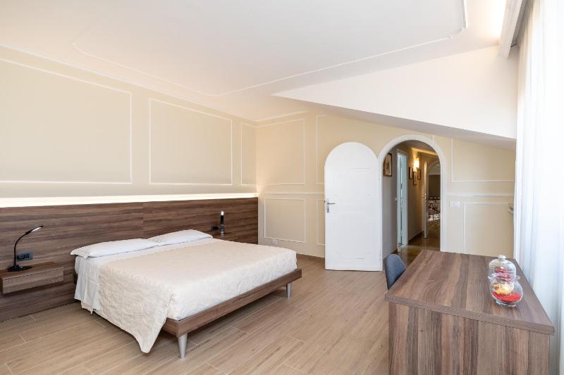 Deluxe Double Room with Balcony image 1