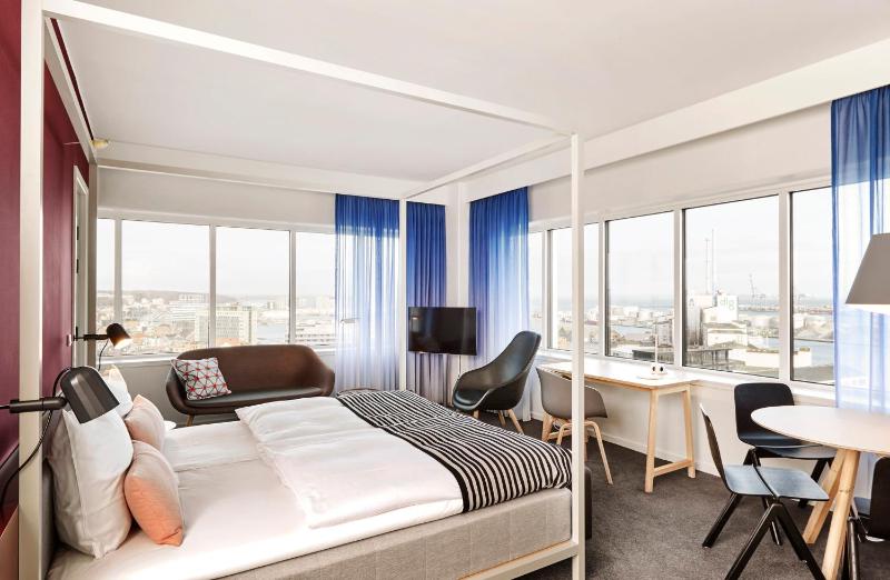 1 Double Bed, Business, Corner Room, Non-Smoking image 1