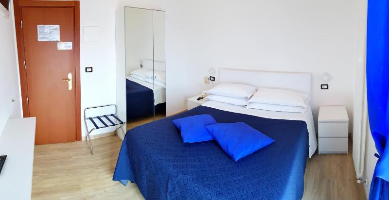 Small Double Room image 3