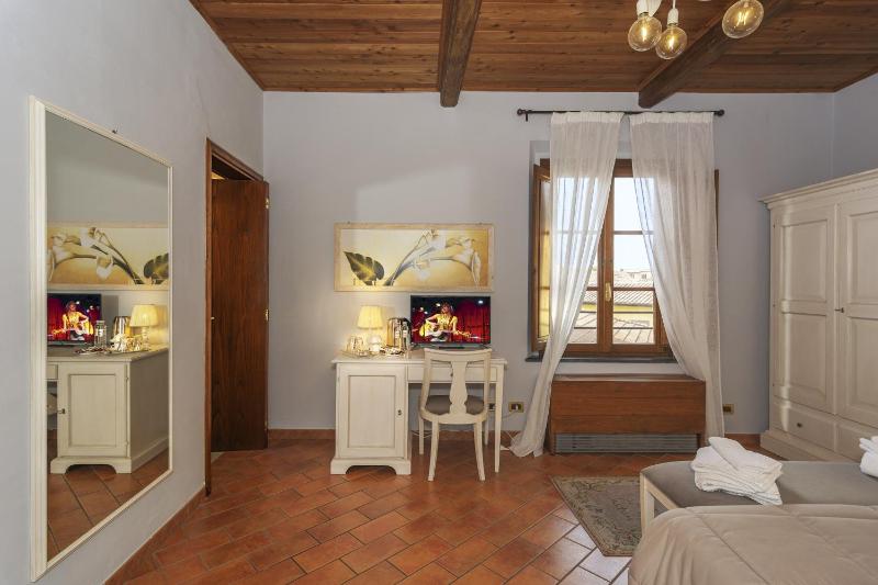 Large Double Room image 4