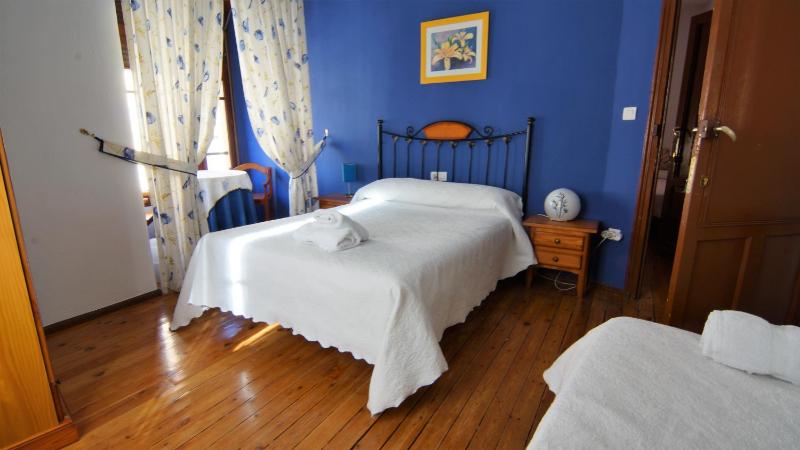 Triple Room with Shared Bathroom image 4