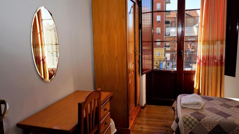 Twin Room image 4