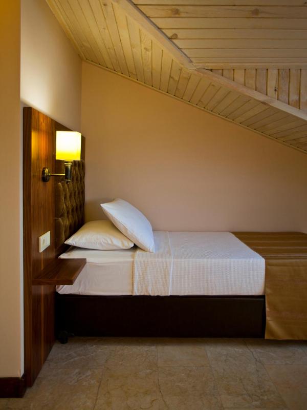 Deluxe Family Room image 3