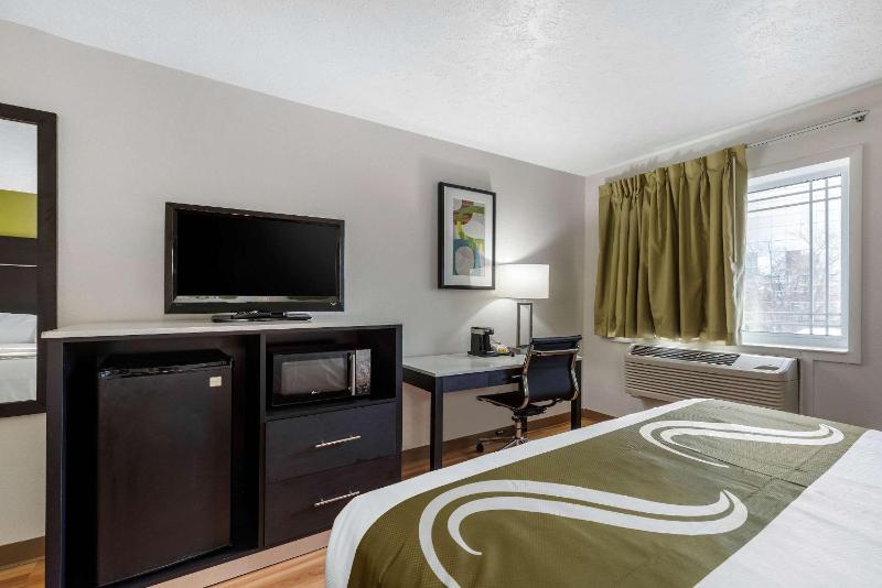 Queen Room with Two Queen Beds - Non-Smoking image 2