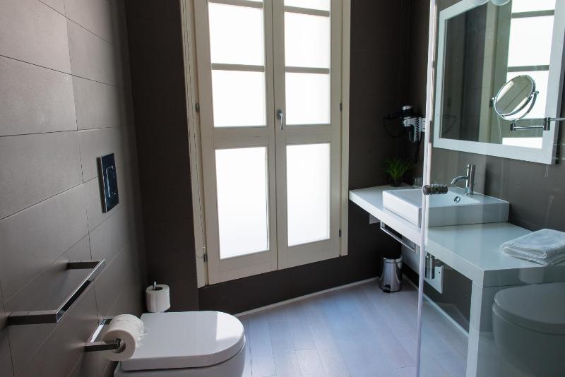 Deluxe Double Room image 2