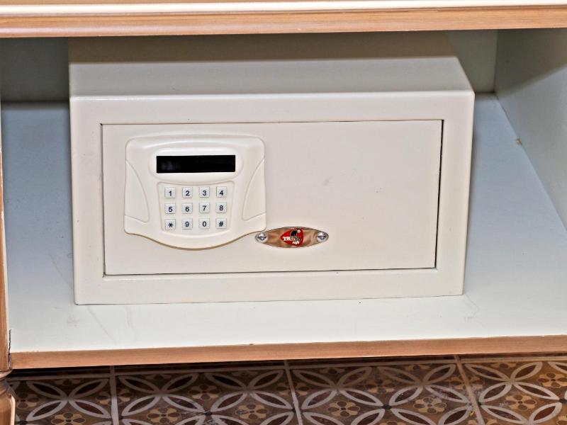 Large Family Room image 3