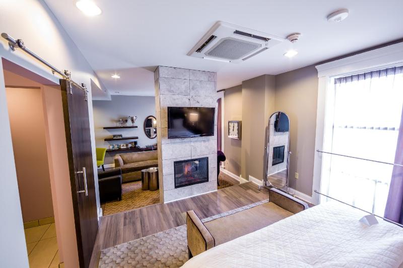 Junior Suite with King Bed image 3