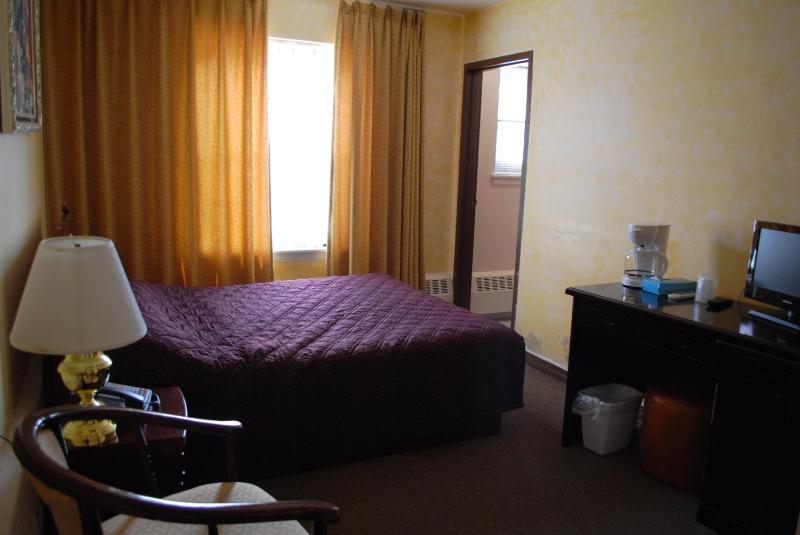 Queen Room image 3