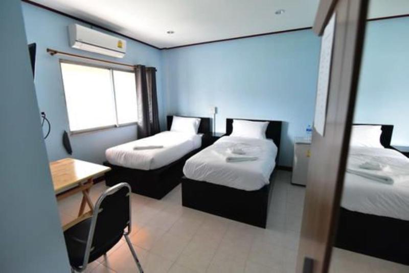 Deluxe Twin Room image 3