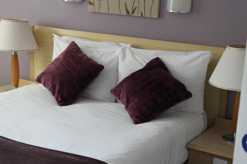 King Room with Sofa Bed image 3