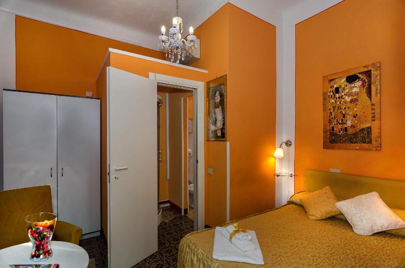 Small Double Room image 3