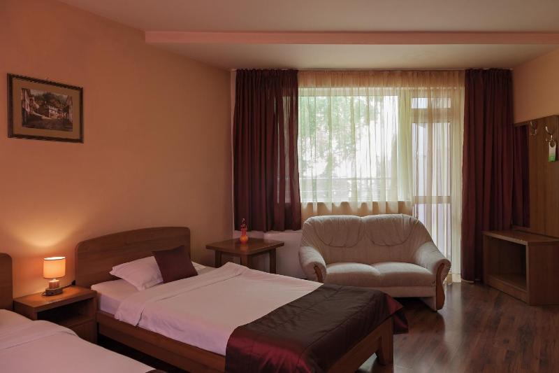 Superior Twin Room with Balcony image 3