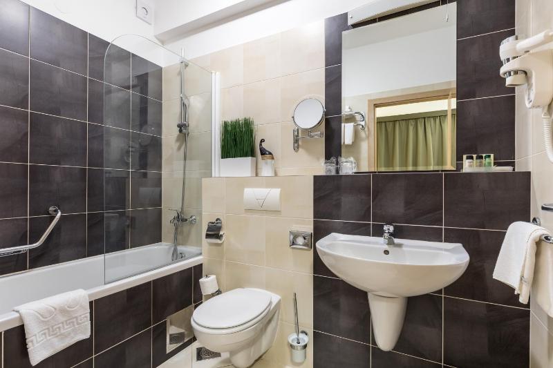 Standard Twin Room image 4