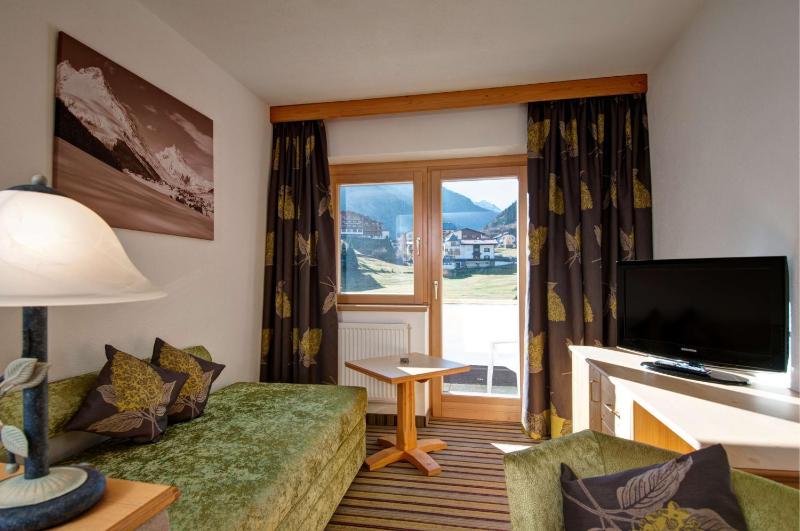 Deluxe Double Room image 2