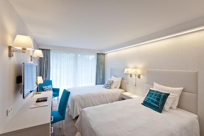 Superior Twin Room with Garden View image 1