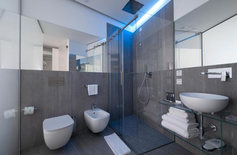 Deluxe Twin Room image 2