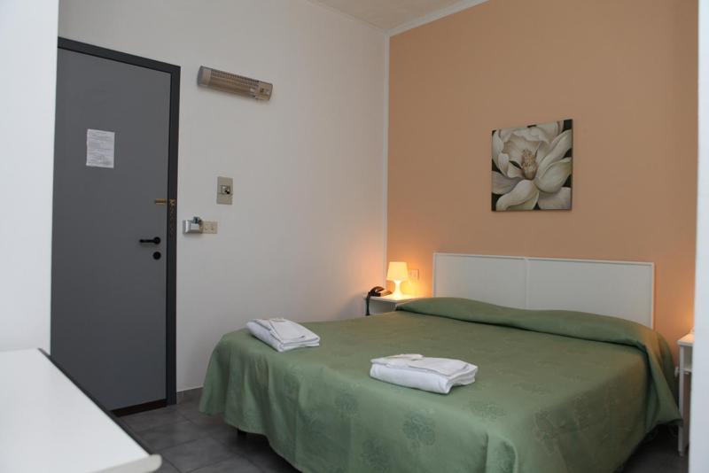 Economy Double Room image 4