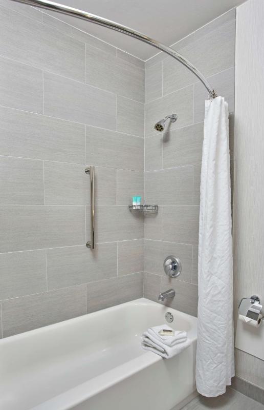 Queen Room with Two Queen Beds and Accessible Tub image 2