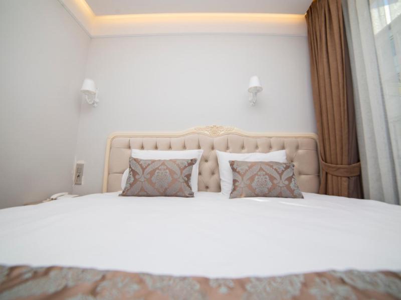 Standard Double Room image 4