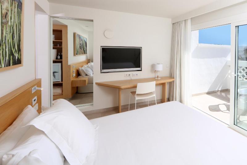 Star Prestige Twin Room with Sea Side Views image 3