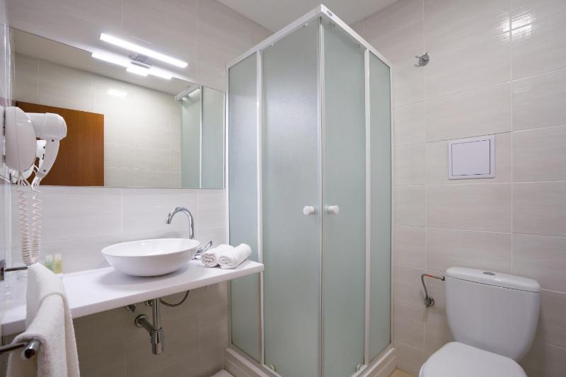 Executive Twin Room image 3