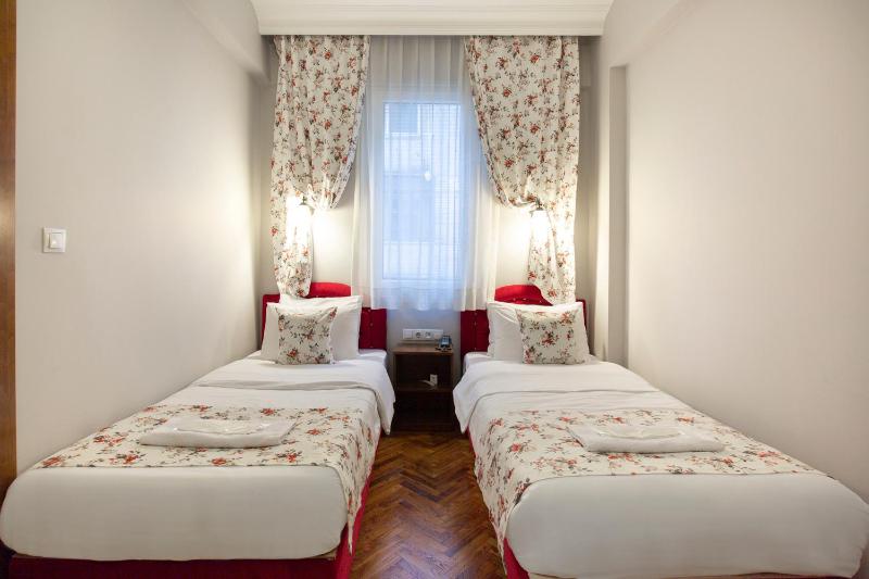 Economy Twin Room image 1