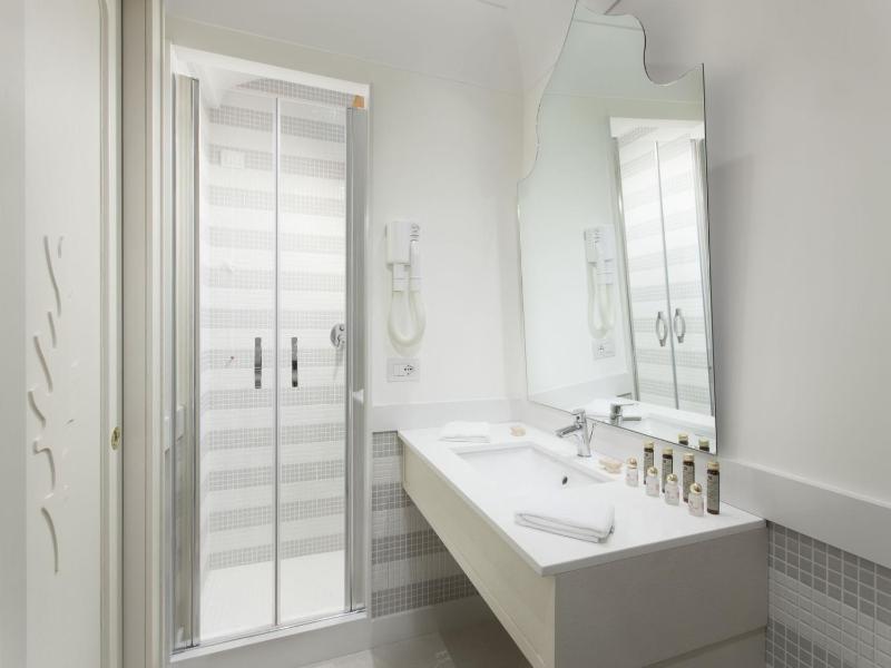 Deluxe Double Room with Sea View image 2