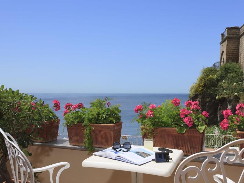 Deluxe Double Room with Sea View image 3