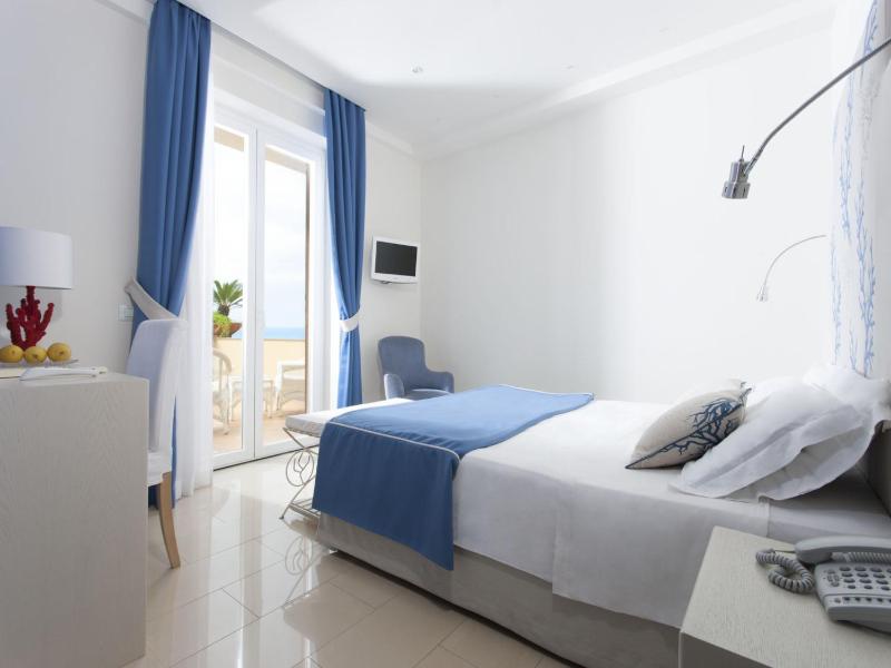 Executive Double Room with Sea View image 1