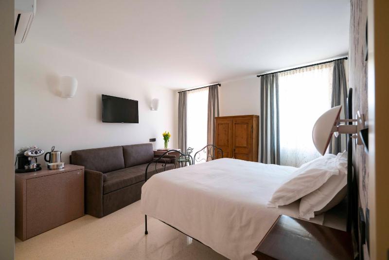 Superior Double or Twin Room with Garden View image 3