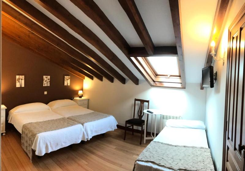 Basic Triple Room image 4