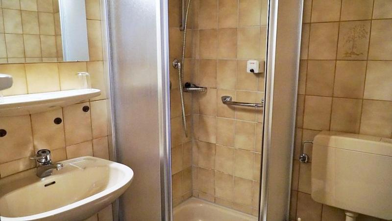 Single Room with Shower image 3