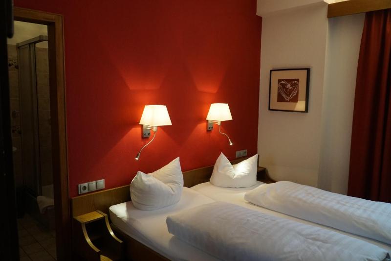 Standard Double Room image 4