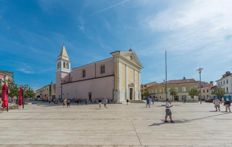 Apartment with Pool View  image 3