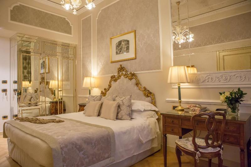 Deluxe Double Room image 1