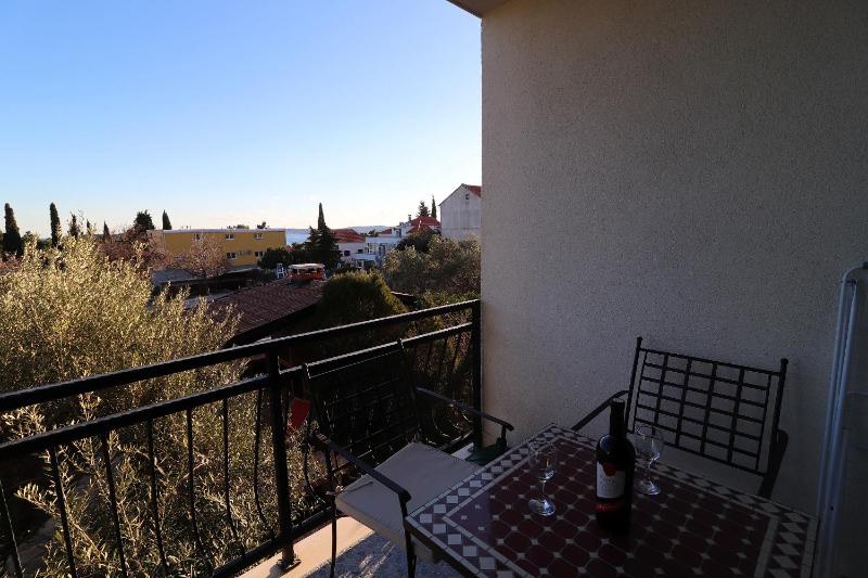 Standard One Bedroom Apartment with Balcony image 1