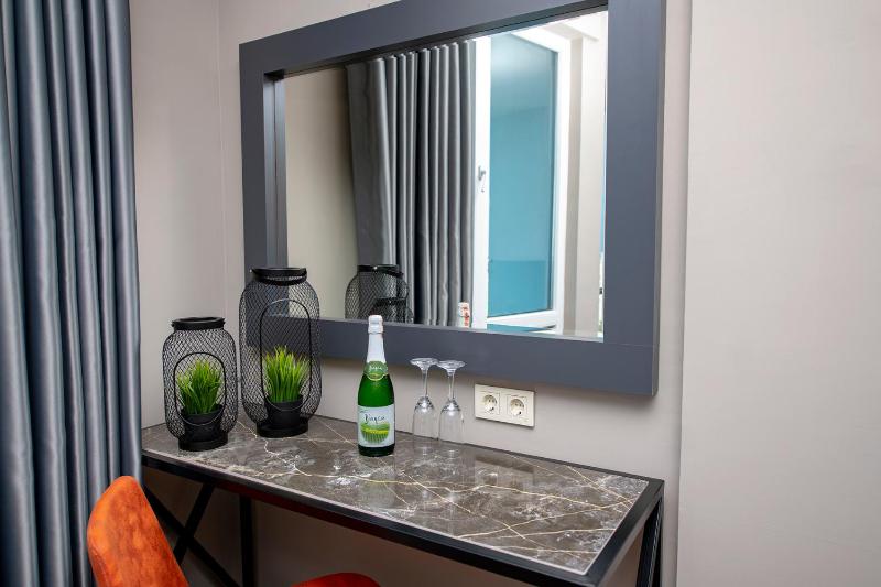 Double Room with Sea View image 3