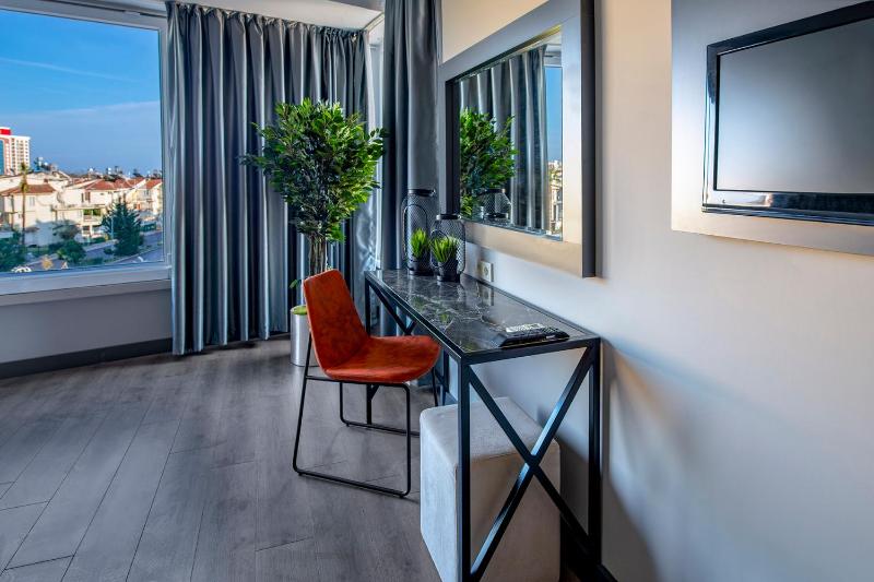 Standard Family Room image 3