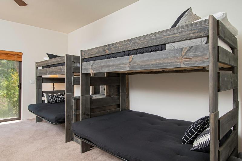 Park Forest Moose Pad Townhome: Hot Tub On Shuttle Route - image 14