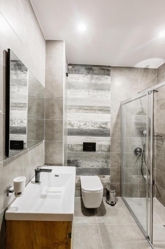 G Suites Luxury Rentals - image 5