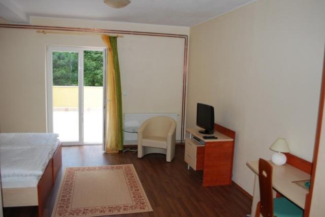 Standard Twin Room image 3