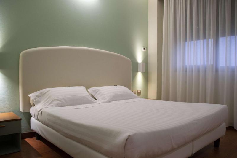 Standard Double Room image 4