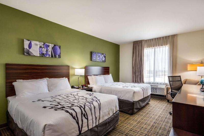Queen Room with Two Queen Beds - Non-Smoking image 2