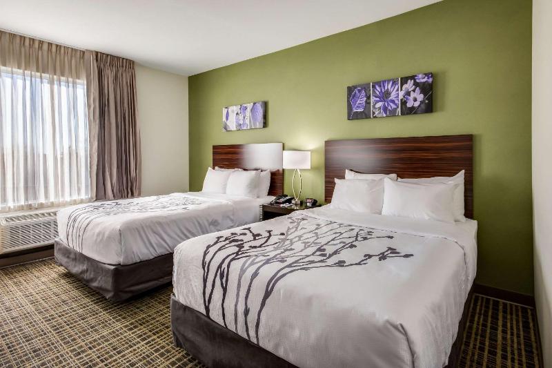 Deluxe Queen Room with Two Queen Beds - Non-Smoking image 2