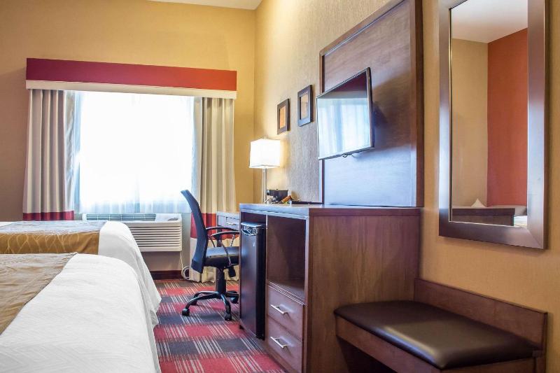 Queen Room with Two Queen Beds and Refrigerator - Non-Smoking image 4