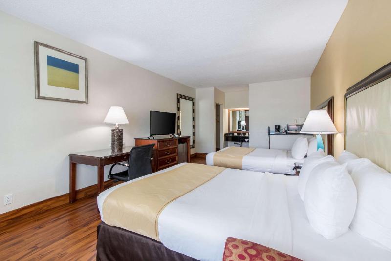 Queen Room with Two Queen Beds - Non-Smoking image 2