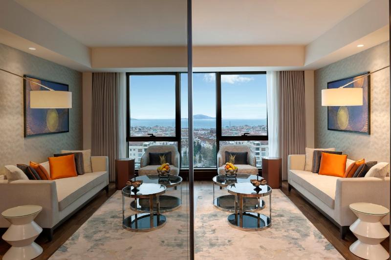 Suite with King Size Bed, Sea View image 2