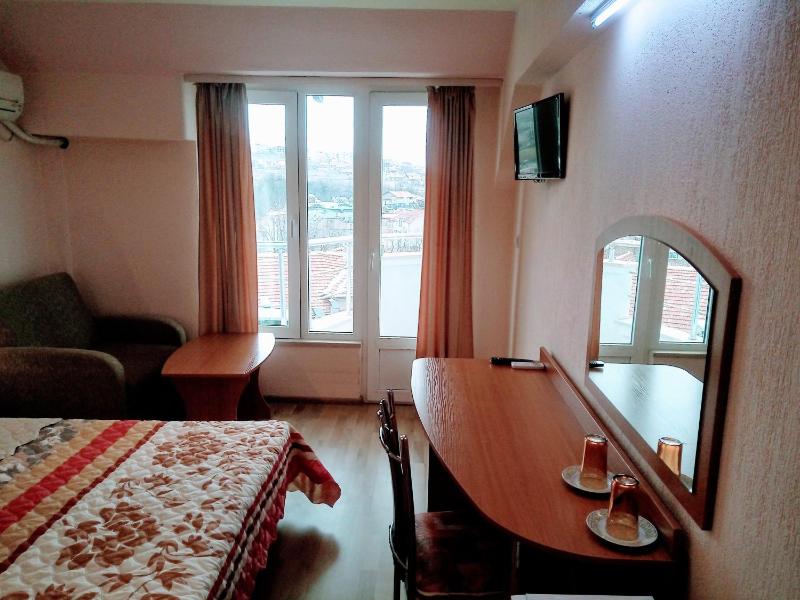 Double Room image 3